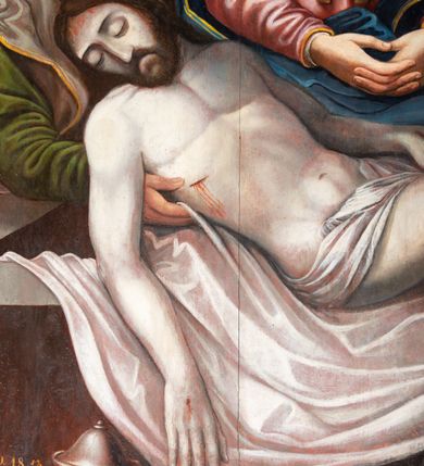 Zdjęcie nr 12: Obraz w kształcie stojącego prostokąta zamkniętego łukiem pełnym w szerokiej, gładkiej, drewnianej ramie. W centrum kompozycji martwe ciało Chrystusa składane do grobu przez dwóch mężczyzn – Józefa z Arymatei i Nikodema. Ciało ma biały kolor, głowa Chrystusa opada na prawy bark, jego ręka zwisa bezwładnie ponad krawędzią kamiennego sarkofagu, do którego opuszczane są zwłoki. Za nim, również centralnie, stoi Maria, która ma złożone ręce i wzrok wzniesiony ku górze. Ma owalną, gładką twarz o głęboko osadzonych oczach, długim wąskim nosie i niewielkich, pełnych ustach. Jest ubrana w różową suknię przewiązaną zieloną szarfą i tego samego koloru chustę na głowie. Na ramionach ma narzucony niebieski, lamowany złotem płaszcz. Ciało Zbawiciela podtrzymuje dwóch starych mężczyzn. Jeden stoi z prawej strony kompozycji, z przodu. Ma na sobie żółtą suknię spodnią i czerwoną wierzchnią rozciętą nad łokciem i na udzie. Drugi, stojący za sarkofagiem, jest ubrany w ciemnozieloną suknię spodnią, szarą wierzchnią i czerwony płaszcz. Za nim stoi chłopiec w zielonej tunice i brązowej czapce trzymający w lewej ręce zapaloną świecę. Z prawej strony obrazu, ponad mężczyzną namalowano kobietę, być może Marię Magdalenę, trzymającą w rękach zawinięte w tkaninę naczynie (?). Za nią stoi anioł w brązowej sukni. Na pierwszym planie, przed sarkofagiem widoczne od lewej strony: misa, naczynie z przykrywką, korona cierniowa i trzy gwoździe. Ponad misą napis „A(nno) D(omini) 18[4]3”, na jej brzegu „[Ren]ovata 1879”, a przed naczyniem i koroną „pinx! Grzywa [?] Grzywiński”. W lewym górnym roku widok na Golgotę z trzema krzyżami. 