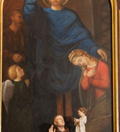 Zdjęcie nr 2: Nastawa ołtarzowa przyścienna, architektoniczna, jednoosiowa, jednokondygnacyjna ze zwieńczeniem, ustawiona na wysokim cokole. Mensa skrzyniowa, prostopadłościenna z portatylem w formie kamiennej płytki; ustawiona na niskim cokole, o profilu wklęsło-wypukłym, profilowana. Na niej ustawiono prostopadłościenny postument, na którym stoi figura św. Antoniego Padewskiego. Święty ukazany frontalnie, w lekkim kontrapoście. Prawą rękę unosi do góry, na lewej trzyma otwartą księgę, na której stoi Dzieciątko Jezus błogosławiące świętego. Antoni jest ubrany w habit franciszkański, Dzieciątko w białą, przepasaną sukienkę. Wysoki cokół nastawy zdobią płyciny oraz dwie plakiety dekoracyjne utworzone z liści akantu i girland kwiatowych. Nastawa ołtarzowa flankowana parą zwielokrotnionych pilastrów o stylizowanych głowicach kompozytowych, wspierających odcinki belkowania zwieńczone silnie wysuniętym, profilowanym gzymsem. W polu środkowym obraz z przedstawieniem św. Aleksandra (?) w kształcie prostokąta zamkniętego półkoliście, ujętego w ramę z uszakami w dolnych narożach i górą o profilu wklęsło-wypukłym. Powyżej ramy rząd kampanul zbiegających się do centralnie umieszczonej woluty. Zwieńczenie bogato dekorowane, wklęsło-wypukłe, ujęte po bokach taśmami o spiralnie skręconych końcach, dekorowanymi kampanulami i liśćmi. Pośrodku pełnoplastyczna figura św. Jana Nepomucena na profilowanym cokole, na tle glorii promienistej otoczonej obłokami. Ponad zwieńczeniem promienie w półokręgu. Całość struktury ołtarza drewniana, bejcowana na odcień ciemnobrązowy; detal architektoniczny pozłacany; obłoki srebrzone; figura św. Antoniego polichromowana naturalistycznie. 