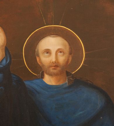 Zdjęcie nr 4: Obraz w kształcie stojącego prostokąta zwieńczonego łukiem z przedstawieniem św. Aleksandra (?). W centrum kompozycji święty stojący frontalnie z prawą ręką uniesioną, lewą opuszczoną ponad postacią kobiety klęczącej z prawej strony kompozycji. Twarz okolona krótkim zarostem, wysokie czoło, prosty nos, wzrok skierowany ku górze. Wokół głowy nimb. Święty jest ubrany w ciemnoniebieską albę i takiego samego koloru ornat, spod którego wystają końce złotej stuły. Po prawej stronie obrazu klęcząca kobieta, zwrócona w trzech czwartych w lewo, z głową do widza i rękami skrzyżowanymi na piersi. Ma twarz o dziewczęcych rysach, migdałowe oczy, wąski nos oraz niewielkie usta. Blond włosy przytrzymane opaską są misternie upięte, opadają na ramiona i plecy. Kobieta jest ubrana w czerwoną suknię z długimi rękawami i zielony płaszcz, który okrywa jej nogi i przechodzi przez prawe ramię. Po lewej stronie kompozycji klęczący, uskrzydlony anioł z rękami złożonymi do modlitwy. Ma okrągłą twarz o rysach dziecka i jasne, krótkie włosy. Jest ubrany w długą, ciemnozieloną suknię. Na drugim planie, po lewej stronie kompozycji ukazany starszy mężczyzna w brązowej sukni trzymający małego diabła (?). 
Obraz ujęty w profilowaną ramę z uszakami w dolnych narożach i o profilu wklęsło-wypukłym górą.