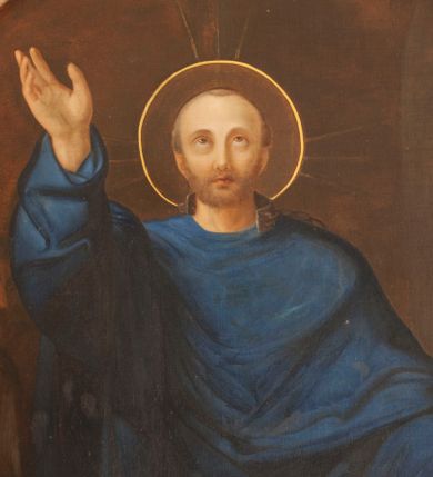 Zdjęcie nr 1: Obraz w kształcie stojącego prostokąta zwieńczonego łukiem z przedstawieniem św. Aleksandra (?). W centrum kompozycji święty stojący frontalnie z prawą ręką uniesioną, lewą opuszczoną ponad postacią kobiety klęczącej z prawej strony kompozycji. Twarz okolona krótkim zarostem, wysokie czoło, prosty nos, wzrok skierowany ku górze. Wokół głowy nimb. Święty jest ubrany w ciemnoniebieską albę i takiego samego koloru ornat, spod którego wystają końce złotej stuły. Po prawej stronie obrazu klęcząca kobieta, zwrócona w trzech czwartych w lewo, z głową do widza i rękami skrzyżowanymi na piersi. Ma twarz o dziewczęcych rysach, migdałowe oczy, wąski nos oraz niewielkie usta. Blond włosy przytrzymane opaską są misternie upięte, opadają na ramiona i plecy. Kobieta jest ubrana w czerwoną suknię z długimi rękawami i zielony płaszcz, który okrywa jej nogi i przechodzi przez prawe ramię. Po lewej stronie kompozycji klęczący, uskrzydlony anioł z rękami złożonymi do modlitwy. Ma okrągłą twarz o rysach dziecka i jasne, krótkie włosy. Jest ubrany w długą, ciemnozieloną suknię. Na drugim planie, po lewej stronie kompozycji ukazany starszy mężczyzna w brązowej sukni trzymający małego diabła (?). 
Obraz ujęty w profilowaną ramę z uszakami w dolnych narożach i o profilu wklęsło-wypukłym górą.