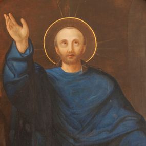 Zdjęcie nr 1: Obraz w kształcie stojącego prostokąta zwieńczonego łukiem z przedstawieniem św. Aleksandra (?). W centrum kompozycji święty stojący frontalnie z prawą ręką uniesioną, lewą opuszczoną ponad postacią kobiety klęczącej z prawej strony kompozycji. Twarz okolona krótkim zarostem, wysokie czoło, prosty nos, wzrok skierowany ku górze. Wokół głowy nimb. Święty jest ubrany w ciemnoniebieską albę i takiego samego koloru ornat, spod którego wystają końce złotej stuły. Po prawej stronie obrazu klęcząca kobieta, zwrócona w trzech czwartych w lewo, z głową do widza i rękami skrzyżowanymi na piersi. Ma twarz o dziewczęcych rysach, migdałowe oczy, wąski nos oraz niewielkie usta. Blond włosy przytrzymane opaską są misternie upięte, opadają na ramiona i plecy. Kobieta jest ubrana w czerwoną suknię z długimi rękawami i zielony płaszcz, który okrywa jej nogi i przechodzi przez prawe ramię. Po lewej stronie kompozycji klęczący, uskrzydlony anioł z rękami złożonymi do modlitwy. Ma okrągłą twarz o rysach dziecka i jasne, krótkie włosy. Jest ubrany w długą, ciemnozieloną suknię. Na drugim planie, po lewej stronie kompozycji ukazany starszy mężczyzna w brązowej sukni trzymający małego diabła (?). 
Obraz ujęty w profilowaną ramę z uszakami w dolnych narożach i o profilu wklęsło-wypukłym górą.