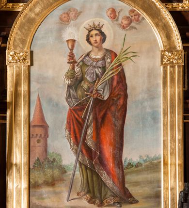 Zdjęcie nr 2: Ołtarz przyścienny, architektoniczny, jednoosiowy, jednokondygnacyjny ustawiony na jednym stopniu. Mensa prostopadłościenna, skrzyniowa, z antepedium ujętym po bokach kanelowanymi pilastrami, dzielonym płaskimi listwami na trzy pola. W środkowym, najszerszym aplikowany płaskorzeźbiony Baranek Boży leżący na księdze, z chorągwią, w polach bocznych płaskorzeźbiony motyw krzyża uformowanego z liści akantu. Nastawa na wysokim, dwudzielnym cokole, przedzielona wystającym gzymsem. Boczne osie wysunięte do przodu, dekorowane ornamentem roślinnym, stanowią konsole pod rzeźby św. Szczepana po lewej stronie i św. Agnieszki po prawej. Między nimi obraz w kształcie stojącego prostokąta zamknięty od góry łukiem półkolistym z przedstawieniem św. Barbary. Nastawa ołtarzowa w formie arkady zamkniętej łukiem półkolistym, wspartym na dwóch kolumnach o kapitelach dekorowanych ornamentem roślinnym. Łuk ozdobiony innym płaskorzeźbionym ornamentem roślinnym, zwieńczony krzyżem o ramionach zakończonych trójlistnie. W polu środkowym obraz w kształcie stojącego prostokąta, zamknięty półkoliście z przedstawieniem św. Katarzyny (?). Całość struktury ołtarza bejcowana na kolor ciemnobrązowy, detal architektoniczny złocony, polichromia rzeźb w partiach ciała naturalistyczna. 