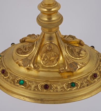 Zdjęcie nr 3: Ołtarz przyścienny, architektoniczny, jednoosiowy, jednokondygnacyjny ustawiony na jednym stopniu. Mensa prostopadłościenna, skrzyniowa, z antepedium ujętym po bokach kanelowanymi pilastrami, dzielonym płaskimi listwami na trzy pola. W środkowym, najszerszym aplikowany płaskorzeźbiony Baranek Boży leżący na księdze, z chorągwią, w polach bocznych płaskorzeźbiony motyw krzyża uformowanego z liści akantu. Nastawa na wysokim, dwudzielnym cokole, przedzielona wystającym gzymsem. Boczne osie wysunięte do przodu, dekorowane ornamentem roślinnym, stanowią konsole pod rzeźby św. Szczepana po lewej stronie i św. Agnieszki po prawej. Między nimi obraz w kształcie stojącego prostokąta zamknięty od góry łukiem półkolistym z przedstawieniem św. Barbary. Nastawa ołtarzowa w formie arkady zamkniętej łukiem półkolistym, wspartym na dwóch kolumnach o kapitelach dekorowanych ornamentem roślinnym. Łuk ozdobiony innym płaskorzeźbionym ornamentem roślinnym, zwieńczony krzyżem o ramionach zakończonych trójlistnie. W polu środkowym obraz w kształcie stojącego prostokąta, zamknięty półkoliście z przedstawieniem św. Katarzyny (?). Całość struktury ołtarza bejcowana na kolor ciemnobrązowy, detal architektoniczny złocony, polichromia rzeźb w partiach ciała naturalistyczna. 