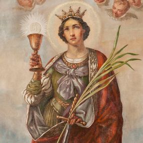 Zdjęcie nr 1: Obraz w kształcie stojącego prostokąta zamkniętego półkoliście. Pośrodku, na tle pejzażu z rozległym szaro-błękitnym niebem przedstawiona św. Barbara, ukazana w całej postaci, frontalnie, w pozycji stojącej, z głową lekko uniesioną. Prawą, zgiętą i uniesioną ręką trzyma kielich z hostią, lewą, opuszczoną przytrzymuje miecz i palmę męczeństwa. Święta ma twarz o dziewczęcych rysach i naturalnej karnacji okoloną ciemnymi, upiętymi włosami. Wzrok kieruje ku górze, nos ma prosty, usta niewielkie. Na głowie korona otwarta, wokół świetlisty nimb. Święta ubrana jest w bogato zdobioną, długą zieloną suknię z gorsetem, owalnym dekoltem i bufiastymi rękawami oraz czerwony płaszcz z ornamentalną bordiurą okrywający ramiona i nogi. Nad głową świętej widoczne uskrzydlone główki anielskie, w oddali po lewej stronie murowana z cegły wieża z machikułami nakryta dachem stożkowym.