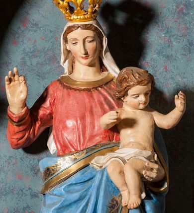 Zdjęcie nr 3: Ołtarz przyścienny, architektoniczny, jednoosiowy, jednokondygnacyjny. Mensa skrzyniowa z kamiennym portatylem, poprzedzona dwoma, masywnymi kolumienkami o kostkowych kapitelach. Antepedium artykułowane czterema prostokątnymi płycinami zamkniętymi półkoliście. Na mensie, na kolumienkach blat ołtarza. Na nim prostopadłościenne tabernakulum z drzwiczkami akcentowanymi płyciną w kształcie prostokąta zamkniętego półkoliście. Cokół nastawy ołtarza pięciodzielny z analogicznymi, większymi płycinami. Wysunięte osie cokołu są dekorowane plakietą z motywem roślinnym, zaś skrajne są ozdobione konsolami z aplikowaną, okrągłą rozetą. Pole środkowe z prostokątną wnęką zamkniętą półkoliście, z łukiem wspartym na dwóch kolumnach korynckich. We wnęce na malowanym tle gwieździstego nieba figura Matki Boskiej z Dzieciątkiem. Powyżej, w narożach przyłuczy rzeźbione rozety w trójkątnych polach. Nastawa flankowana parą kolumn korynckich ustawionych na wysuniętych partiach cokołu oraz figurami św. Dominika po lewej i św. Katarzyny Sieneńskiej po prawej stronie. Kolumny wspierają belkowanie zwieńczone trójkątnym przyczółkiem wypełnionym monogramem maryjnym; fryz zdobi ornament zygzakowaty. Za tympanonem pozłacana kopuła pokryta motywem rybiej łuski, zwieńczona krzyżem postawionym na kuli flankowanej motywami roślinnymi. Całość ołtarza fladrowana w odcieniu ciemnobrązowym, detal architektoniczny złocony, polichromia rzeźb w partiach ciała naturalistyczna.