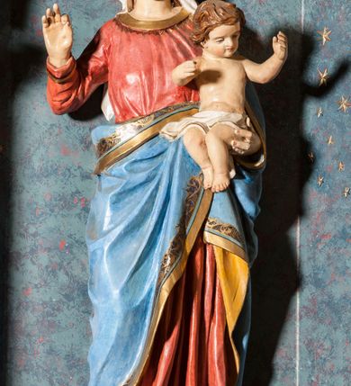 Zdjęcie nr 4: Ołtarz przyścienny, architektoniczny, jednoosiowy, jednokondygnacyjny. Mensa skrzyniowa z kamiennym portatylem, poprzedzona dwoma, masywnymi kolumienkami o kostkowych kapitelach. Antepedium artykułowane czterema prostokątnymi płycinami zamkniętymi półkoliście. Na mensie, na kolumienkach blat ołtarza. Na nim prostopadłościenne tabernakulum z drzwiczkami akcentowanymi płyciną w kształcie prostokąta zamkniętego półkoliście. Cokół nastawy ołtarza pięciodzielny z analogicznymi, większymi płycinami. Wysunięte osie cokołu są dekorowane plakietą z motywem roślinnym, zaś skrajne są ozdobione konsolami z aplikowaną, okrągłą rozetą. Pole środkowe z prostokątną wnęką zamkniętą półkoliście, z łukiem wspartym na dwóch kolumnach korynckich. We wnęce na malowanym tle gwieździstego nieba figura Matki Boskiej z Dzieciątkiem. Powyżej, w narożach przyłuczy rzeźbione rozety w trójkątnych polach. Nastawa flankowana parą kolumn korynckich ustawionych na wysuniętych partiach cokołu oraz figurami św. Dominika po lewej i św. Katarzyny Sieneńskiej po prawej stronie. Kolumny wspierają belkowanie zwieńczone trójkątnym przyczółkiem wypełnionym monogramem maryjnym; fryz zdobi ornament zygzakowaty. Za tympanonem pozłacana kopuła pokryta motywem rybiej łuski, zwieńczona krzyżem postawionym na kuli flankowanej motywami roślinnymi. Całość ołtarza fladrowana w odcieniu ciemnobrązowym, detal architektoniczny złocony, polichromia rzeźb w partiach ciała naturalistyczna.