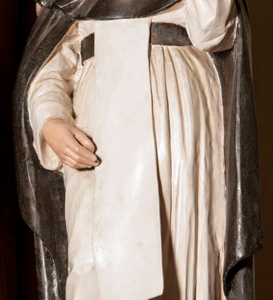 Zdjęcie nr 9: Ołtarz przyścienny, architektoniczny, jednoosiowy, jednokondygnacyjny. Mensa skrzyniowa z kamiennym portatylem, poprzedzona dwoma, masywnymi kolumienkami o kostkowych kapitelach. Antepedium artykułowane czterema prostokątnymi płycinami zamkniętymi półkoliście. Na mensie, na kolumienkach blat ołtarza. Na nim prostopadłościenne tabernakulum z drzwiczkami akcentowanymi płyciną w kształcie prostokąta zamkniętego półkoliście. Cokół nastawy ołtarza pięciodzielny z analogicznymi, większymi płycinami. Wysunięte osie cokołu są dekorowane plakietą z motywem roślinnym, zaś skrajne są ozdobione konsolami z aplikowaną, okrągłą rozetą. Pole środkowe z prostokątną wnęką zamkniętą półkoliście, z łukiem wspartym na dwóch kolumnach korynckich. We wnęce na malowanym tle gwieździstego nieba figura Matki Boskiej z Dzieciątkiem. Powyżej, w narożach przyłuczy rzeźbione rozety w trójkątnych polach. Nastawa flankowana parą kolumn korynckich ustawionych na wysuniętych partiach cokołu oraz figurami św. Dominika po lewej i św. Katarzyny Sieneńskiej po prawej stronie. Kolumny wspierają belkowanie zwieńczone trójkątnym przyczółkiem wypełnionym monogramem maryjnym; fryz zdobi ornament zygzakowaty. Za tympanonem pozłacana kopuła pokryta motywem rybiej łuski, zwieńczona krzyżem postawionym na kuli flankowanej motywami roślinnymi. Całość ołtarza fladrowana w odcieniu ciemnobrązowym, detal architektoniczny złocony, polichromia rzeźb w partiach ciała naturalistyczna.