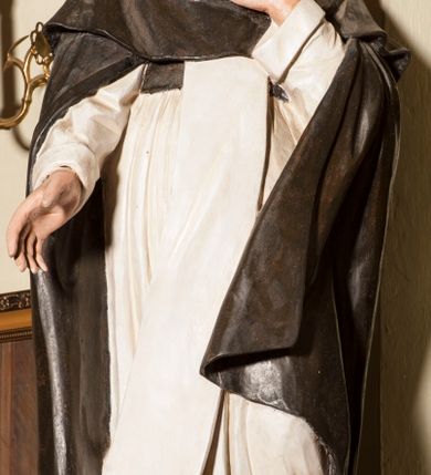 Zdjęcie nr 4: Rzeźba pełnoplastyczna, całopostaciowa, wydrążona od tyłu, na cokole.  Święty Dominik został ukazany frontalnie, w kontrapoście, z ciężarem na prawej nodze i sylwetką odchyloną do tyłu. Prawą rękę ma wysuniętą przed siebie, lewą składa na piersi. Głowę ma nieznacznie uniesioną, twarz pociągłą, okoloną krótką, brązową brodą i krótkimi, kręconymi włosami, czoło wysokie, wzrok skierowany ku górze. Święty jest ubrany w habit dominikański: białą tunikę przewiązaną czarnym pasem, biały szkaplerz oraz długą czarną kapę i krótką pelerynkę. Przy lewej nodze świętego siedzi mały, brązowy pies. 
Polichromia w partiach ciała naturalistyczna. 
