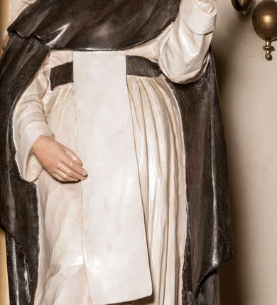 Zdjęcie nr 1: Rzeźba pełnoplastyczna, całopostaciowa, wydrążona od tyłu, na cokole.  Święta Katarzyna została ukazana frontalnie, w kontrapoście, z ciężarem na lewej nodze i sylwetką lekko wygiętą do tyłu, z uniesioną głową. Prawą rękę ma opuszczoną, lewą uniesioną w subtelnym geście. Święta ma owalną, rumianą twarz, niebieskie, spoglądające do góry oczy, wąskie brwi, prosty nos oraz małe, czerwone usta. Jest ubrana w habit dominikański: białą tunikę przewiązaną czarnym pasem, biały szkaplerz oraz długą czarną kapę i krótką pelerynkę, na głowie ma welon i koronę cierniową. 
Polichromia w partiach ciała naturalistyczna.
