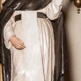 Zdjęcie nr 1: Rzeźba pełnoplastyczna, całopostaciowa, wydrążona od tyłu, na cokole.  Święta Katarzyna została ukazana frontalnie, w kontrapoście, z ciężarem na lewej nodze i sylwetką lekko wygiętą do tyłu, z uniesioną głową. Prawą rękę ma opuszczoną, lewą uniesioną w subtelnym geście. Święta ma owalną, rumianą twarz, niebieskie, spoglądające do góry oczy, wąskie brwi, prosty nos oraz małe, czerwone usta. Jest ubrana w habit dominikański: białą tunikę przewiązaną czarnym pasem, biały szkaplerz oraz długą czarną kapę i krótką pelerynkę, na głowie ma welon i koronę cierniową. 
Polichromia w partiach ciała naturalistyczna.
