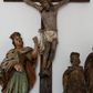 Zdjęcie nr 1: Pełnoplastyczna figura Chrystusa przybitego do krzyża trzema gwoździami. Ciało zwisa wyprężone, korpus sztywny, kolana odchylone na prawo, palce rąk częściowo przykurczone. Głowa Chrystusa opada na jego prawy bark. Ma pociągłą twarz, oczy zamknięte, usta rozchylone. Okala ją krótka, ciemnobrązowa broda i długie włosy zwinięte w pukle, opadające na plecy i barki; na głowie cienka korona cierniowa. Widoczne ślady męki, spod korony, w miejscach przebicia gwoździami i w boku zaznaczono strugi spływającej krwi. Biodra okrywa perizonium w formie białej tkaniny lamowanej złotem, przewiązanej grubym sznurem związanym na prawym biodrze. Na górnej belce krzyża, na kartuszu utworzonym z ornamentu małżowinowo-chrząskowego inskrypcja „INRI”. 