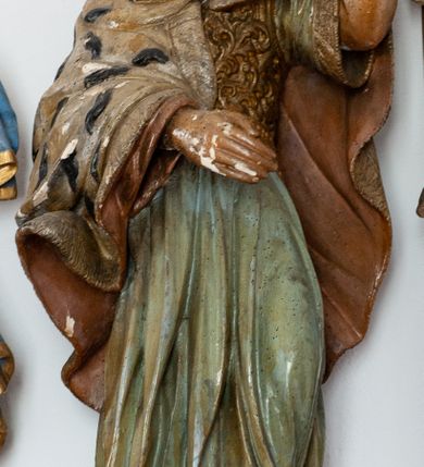 Zdjęcie nr 3: Pełnoplastyczna figura Chrystusa przybitego do krzyża trzema gwoździami. Ciało zwisa wyprężone, korpus sztywny, kolana odchylone na prawo, palce rąk częściowo przykurczone. Głowa Chrystusa opada na jego prawy bark. Ma pociągłą twarz, oczy zamknięte, usta rozchylone. Okala ją krótka, ciemnobrązowa broda i długie włosy zwinięte w pukle, opadające na plecy i barki; na głowie cienka korona cierniowa. Widoczne ślady męki, spod korony, w miejscach przebicia gwoździami i w boku zaznaczono strugi spływającej krwi. Biodra okrywa perizonium w formie białej tkaniny lamowanej złotem, przewiązanej grubym sznurem związanym na prawym biodrze. Na górnej belce krzyża, na kartuszu utworzonym z ornamentu małżowinowo-chrząskowego inskrypcja „INRI”. 