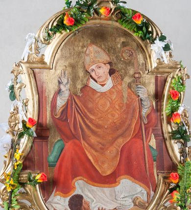 Zdjęcie nr 1: Feretron malowany, dwustronny, w kształcie zbliżonym do stojącego prostokąta zamkniętego półkoliście na prostopadłościennej podstawie. Wizerunki oprawione w złoconą, profilowaną ramę o wklęsłych bokach, od góry i od dołu zamkniętą łukiem nadwieszonym. Ramę ujmuje ażurowa wić roślinna szczególnie rozbudowania w dolnej partii. Podstawa  feretronu jest srebrzona i złocona, rama złocona. 
Na awersie wizerunek Matki Boskiej z Dzieciątkiem. Maria została ukazana w półpostaci, frontalnie, spoglądając na widza. Ma owalną twarz o delikatnych rysach, duże, niebieskie oczy, długi nos i niewielkie usta.  Lewą ręką podtrzymuje Dzieciątko, w prawej trzyma jabłko królewskie oplecione koroną cierniową. Jest ubrana w długą, złotą suknię z wąskimi rękawami i złoty płaszcz dekorowany kwiatami spięty na dekolcie fibulą z zielonymi i czerwonymi kamieniami. Dzieciątko spogląda nieco w górę, ma okrągłą twarz. Prawą ręką czyni znak błogosławieństwa, w lewej trzyma księgę. Jest ubrane w długą, złotą suknię o wzorze podobnym do umieszczonego na płaszczu Marii.  Oboje mają na głowach zamknięte korony i nimby promieniste. Głowę Marii otacza dodatkowo 11 gwiazdek. W dolnej partii obrazu napis „Feretron ten został ufundowany na pamiątkę / Maryjnego Roku Jubileuszowego /1854-1954/ / oraz na uczczenie 700 lecia Kanoni/zacji św(iętego) Stanisława B(iskupa) i M(ęczennika) / 1253-1953”. W odsłoniętych partiach ciała naturalna karnacja, tło przedstawienia jednolite, bordowe. 
Na rewersie przedstawienie św. Stanisława tronującego i wskrzeszającego Piotrowina. Biskup ma głowę przechyloną w stronę prawego barku, trójkątną twarz z dużymi oczami, wąskim nosem i małymi ustami o opadających kącikach. Prawą rękę unosi w geście błogosławieństwa, w lewej trzyma pastorał. Jest ubrany w albę, czerwoną dalmatykę lamowaną złotem, ornat, humerał  i rękawiczki; na głowie ma infułę, spod ubrań wydoczny jest lewy but. Widoczny jest fragment zielonego siedziska tronu. W dolnej części obrazu widoczny wskrzeszony Piotrowin, który składa przed sobą ręce i spogląda na świętego. Ma długie opadające puklami na plecy włosy i jest ubrany w jasną koszulę. Kolorystyka w partiach karnacji naturalna, tłu jednolicie złote. Z prawej strony, przy brzegu widoczny fragment napisu  „Obrazy malował i ofiarował / Kazimierz […]” zasłonięty częściowo ramą. 
