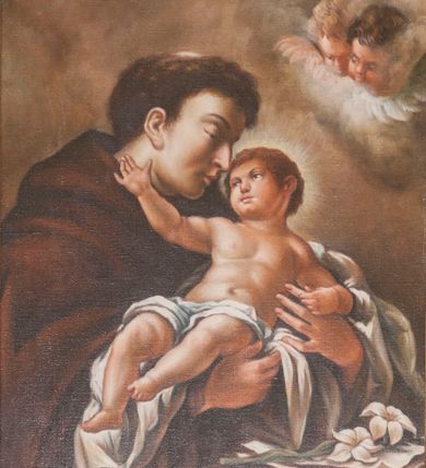 Zdjęcie nr 1: Obraz w kształcie stojącego prostokąta z przedstawieniem św. Antoniego Padewskiego z Dzieciątkiem Jezus. Święty ukazany w półpostaci, zwrócony w trzech czwartych w lewo pochyla głowę w stronę trzymanego na rękach Dzieciątka. Antoni ma podłużną twarz, na której zaznaczają się migdałowate, półprzymknięte oczy, wąski nos oraz wyraźnie zaznaczone usta; na głowie tonsura. Ubrany jest w brązowy, franciszkański habit z kapturem. Dzieciątko leży na rękach Antoniego na białej, silnie marszczonej tkaninie, na jego ciele zaznaczono muskulaturę. Prawą rękę wyciąga w jego stronę, lewą trzyma go za palec lewej dłoni, nogi ma lekko ugięte. Ma okrągłą, otoczoną jasnymi lokami twarz z zaznaczonymi kośćmi szczęki, małymi oczami, niewielkim nosem oraz drobnymi ustami; wokół głowy świetlisty nimb. Biała tkanina okrywa mu biodra. Przed nimi na stole leżą białe karty, na których położono kwitnącą lilię.  W prawym górnym rogu unoszą się dwie uskrzydlone główki anielskie. Resztę tła wypełniają skłębione, brązowe obłoki. Obraz w prostej, złoconej ramie. 