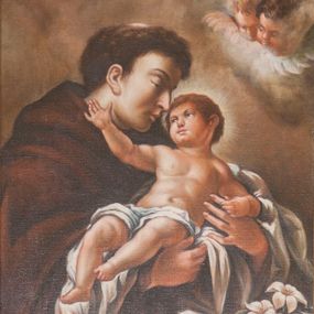 Zdjęcie nr 1: Obraz w kształcie stojącego prostokąta z przedstawieniem św. Antoniego Padewskiego z Dzieciątkiem Jezus. Święty ukazany w półpostaci, zwrócony w trzech czwartych w lewo pochyla głowę w stronę trzymanego na rękach Dzieciątka. Antoni ma podłużną twarz, na której zaznaczają się migdałowate, półprzymknięte oczy, wąski nos oraz wyraźnie zaznaczone usta; na głowie tonsura. Ubrany jest w brązowy, franciszkański habit z kapturem. Dzieciątko leży na rękach Antoniego na białej, silnie marszczonej tkaninie, na jego ciele zaznaczono muskulaturę. Prawą rękę wyciąga w jego stronę, lewą trzyma go za palec lewej dłoni, nogi ma lekko ugięte. Ma okrągłą, otoczoną jasnymi lokami twarz z zaznaczonymi kośćmi szczęki, małymi oczami, niewielkim nosem oraz drobnymi ustami; wokół głowy świetlisty nimb. Biała tkanina okrywa mu biodra. Przed nimi na stole leżą białe karty, na których położono kwitnącą lilię.  W prawym górnym rogu unoszą się dwie uskrzydlone główki anielskie. Resztę tła wypełniają skłębione, brązowe obłoki. Obraz w prostej, złoconej ramie. 