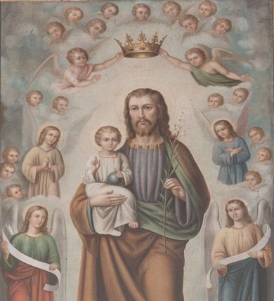 Zdjęcie nr 1: Obraz w kształcie stojącego prostokąta w drewnianej, profilowanej, złoconej ramie. W centrum przedstawienia znajduje się stojący frontalnie w lekkim kontrapoście św. Józef trzymający na prawym ręku Dzieciątko Jezus, a w lewym kwiat lilii. Święty spogląda przed siebie, ma owalną, łagodną twarz, ciemne oczy, wąski nos, małe usta oraz zaznaczone kości policzkowe. Twarz okala dzieląca się w dwa pukle broda oraz spływające na ramiona i plecy, falowane, jasne włosy. Święty Józef ubrany jest w niebieską, lamowaną pod szyją złotem suknię przewiązaną w pasie, na którą ma narzucony brązowy płaszcz z zielonym podbiciem, który ma podebrany pod prawą ręką. Dzieciątko patrzy na widza, prawą rękę unosi w geście błogosławieństwa, lewą trzyma niebieskie jabłko królewskie. Na okrągłej twarzy wyróżniają się bystre, ciemne oczy, mały nos oraz wąskie usta; ma krótkie jasne, falowane włosy. Jest ubrane w długą, białą sukienkę wykończoną przy szyi złotą lamówką. Wokół głów postaci cienkie, złote nimby. Scena rozgrywa się na niebieskim, rozbielonym wokół głów postaci tle. Józef stoi na obłoku i wśród chmur. Jest otoczony przez ustawione w formę łuku anioły i uskrzydlone główki anielskie. Na dole sceny, po dwóch stronach obrazu stoją trzymające w rękach banderole anioły ukazane w całej postaci. Anioł po lewej stronie jest  ubrany w zieloną suknię i czerwony płaszcz, a anioł po prawej stronie w żółtą suknię i niebieski płaszcz. Te powyżej są ujęte w półpostaci i składają ręce przed sobą, otaczają je główki anielskie. Para aniołów powyżej Józefa odziana jest jedynie w przerzucone przez jedno ramię płaszcze i trzyma nad jego głową koronę otwartą. Poniżej i powyżej nich unoszą się uskrzydlone główki anielskie. 