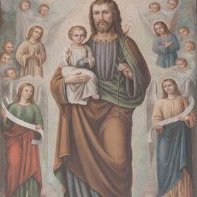 Zdjęcie nr 1: Obraz w kształcie stojącego prostokąta w drewnianej, profilowanej, złoconej ramie. W centrum przedstawienia znajduje się stojący frontalnie w lekkim kontrapoście św. Józef trzymający na prawym ręku Dzieciątko Jezus, a w lewym kwiat lilii. Święty spogląda przed siebie, ma owalną, łagodną twarz, ciemne oczy, wąski nos, małe usta oraz zaznaczone kości policzkowe. Twarz okala dzieląca się w dwa pukle broda oraz spływające na ramiona i plecy, falowane, jasne włosy. Święty Józef ubrany jest w niebieską, lamowaną pod szyją złotem suknię przewiązaną w pasie, na którą ma narzucony brązowy płaszcz z zielonym podbiciem, który ma podebrany pod prawą ręką. Dzieciątko patrzy na widza, prawą rękę unosi w geście błogosławieństwa, lewą trzyma niebieskie jabłko królewskie. Na okrągłej twarzy wyróżniają się bystre, ciemne oczy, mały nos oraz wąskie usta; ma krótkie jasne, falowane włosy. Jest ubrane w długą, białą sukienkę wykończoną przy szyi złotą lamówką. Wokół głów postaci cienkie, złote nimby. Scena rozgrywa się na niebieskim, rozbielonym wokół głów postaci tle. Józef stoi na obłoku i wśród chmur. Jest otoczony przez ustawione w formę łuku anioły i uskrzydlone główki anielskie. Na dole sceny, po dwóch stronach obrazu stoją trzymające w rękach banderole anioły ukazane w całej postaci. Anioł po lewej stronie jest  ubrany w zieloną suknię i czerwony płaszcz, a anioł po prawej stronie w żółtą suknię i niebieski płaszcz. Te powyżej są ujęte w półpostaci i składają ręce przed sobą, otaczają je główki anielskie. Para aniołów powyżej Józefa odziana jest jedynie w przerzucone przez jedno ramię płaszcze i trzyma nad jego głową koronę otwartą. Poniżej i powyżej nich unoszą się uskrzydlone główki anielskie. 