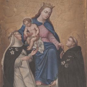 Zdjęcie nr 1: Obraz w kształcie stojącego prostokąta z przedstawieniem Matki Boskiej Różańcowej. Kompozycja sceny zamyka się w trójkącie. Jej szczyt stanowi siedząca na kamiennym tronie Matka Boska. Maria spogląda na klęczącego po prawej stronie św. Dominika i wyciągniętą w jego stronę lewą ręką podaje mu różaniec. Prawą ręką przytrzymuje Dzieciątko, które ma lewą nogę wystawioną przed prawą i obiema rękami podaje różaniec św. Katarzynie, skłaniając głowę w jej stronę. Maria ma owalną, pełną twarz z dużymi oczami, wąskim nosem i małymi ustami, na głowie koronę. Jest ubrana w różową suknię i niebieski płaszcz, który jest spięty pod szyją i zakrywa jej nogi; stopy bose. Dzieciątko jest przewiązane w pasie białą tkaniną. Klęcząca po lewej stronie św. Katarzyna unosi głowę i wzrok w kierunku Dzieciątka, w prawej ręce trzyma białą lilię, lewą dotyka otrzymywany różaniec. Jest ubrana w biały habit i czarny płaszcz, podwikę i welon, na głowie ma koronę cierniową. Klęczący po przeciwnej stronie kompozycji św. Dominik jest zwrócony niemal profilem i również ubrany w biały habit i czarny płaszcz. Patrzy na Dzieciątko, prawą ręką dotyka przekazywany przez Marię różaniec, w lewej trzyma lilię. Nad głowami świętych nimby. Na dole kompozycji, poniżej stóp Marii, na ziemi leży wieniec z różowych róż. Scena rozgrywa się na tle gładkiego, złotego tła, w głównej części kompozycji unoszą się trzy symetrycznie ułożone uskrzydlone główki anielskie. Obraz oprawiony w prostą, złoconą ramę. 