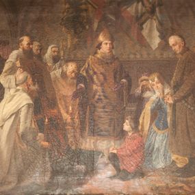 Zdjęcie nr 1: Obraz w kształcie leżącego prostokąta ze sceną prezentacji obrazu Matki Boskiej Częstochowskiej. Na osi stoi biskup, zwrócony nieznacznie w lewo, ubrany w złoto-filetowy ornat, paliusz oraz infułę i rękawiczki, wskazujący obiema rękami na znajdujący się po lewej stronie kompozycji wizerunek. Obraz trzyma mnich w białym habicie, drugi klęczy po jego prawej stronie, trzymając w prawej ręce zapaloną świecę, po lewej kolejny schyla się nad drugą świecą, dwóch z kapturami założonymi na głowy asystuje im z tyłu. Po prawej stronie kompozycji widoczna adorująca obraz rodzina złożona z pochylającego głowę, stojącego na wprost wizerunku mężczyzny, klęczącej z jego prawej strony kobiety i kilkuletniego chłopca. Mężczyzna ma splecione przed sobą dłonie, jest ubrany w ciemnobrązowy kontusz przewiązany zdobnym pasem i czarne buty. Kobieta pochyla lekko głowę i ma ręce złożone do modlitwy, jest ubrana w niebieską suknię z gorsetem, żółty płaszcz, na głowie ma biały welon i czepiec. Dziecko klęczy na lewym kolanie, na prawym składa dłonie, patrzy wprost na obraz. Jest ubrane w czarne rajstopy i czerwony kaftan. Obok nich, z tyłu, klęczy osoba w fioletowej szacie, za nimi stoi trzech mężczyzn, którzy próbują dojrzeć obraz. Kolejna grupa osób stoi w zacienionej części pomieszczenia z lewej strony kompozycji. Scena rozgrywa się w komnacie o ścianach wyłożonych boazerią w dolnej części i polichromią powyżej. Nad postacią biskupa na ścianie wiszą skrzyżowane, przechodzące przez napierśnik zbroi chorągwie: m.in. śląska z orłem oraz wielkiego mistrza krzyżackiego; skrajnie z prawej strony stoi ozdobny tron i pulpit z otwartą książką. 