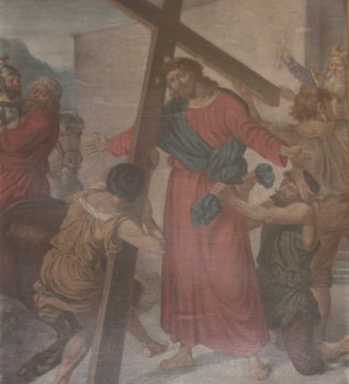 Zdjęcie nr 2: Obraz z kształcie stojącego prostokąta jest jedną z 14 stacji drogi krzyżowej. Przedstawia scenę skazania Jezusa na śmierć przez Piłata. Większość kompozycji zajmuje grupa postaci. W centrum widoczny Jezus stojący naprzeciw siedzącego na kamiennym, rzeźbionym tronie Rzymianina. Jezus patrzy na Piłata, złożonymi przed sobą rękami przytrzymuje poły płaszcza. Ma owalną twarz o spokojnym wyrazie, długie, jasne, falowane włosy i brodę; nad głową nimb. Jest ubrany w czerwoną suknię i wspomniany, narzucony na ramiona niebieski płaszcz. Przed nim, na tronie postawionym na dwóch stopniach siedzi Piłat, który myje ręce w wypełnionej wodą misie podawanej mu przez chłopca. Namiestnik, ukazany z profilu, patrzy na Jezusa, ma krótkie, ciemne włosy, jest ubrany w czerwoną suknię i biały płaszcz spięty złotą fibulą na prawym barku; płaszcz drobnymi fałdami okrywa lewą rękę i nogi. Chłopiec zwrócony w trzech czwartych tyłem do widza, jest ubrany w zieloną tunikę odsłaniającą prawe ramię. Za Jezusem stoi trzech, starych mężczyzn, o złych wyrazach twarzy ubranych w orientalne stroje; za nimi w tle widoczny tłum ludzi. Za Piłatem widoczni są dwaj mężczyźni w białych togach. Scena rozgrywa się na otwartej przestrzeni, przed ukazanym we fragmencie z lewej strony budynkiem. Obraz oprawiony w drewnianą ramę zdobioną u góry i u dołu rzeźbionymi dekoracjami  o profilu wklęsło-wypukłym. W zwieńczeniu górnej części ramy, poniżej wolut, umieszczono numer stacji i zwieńczono ją krzyżykiem, w dolną wpisano nazwę stacji „JEZUS NA ŚMIERĆ SKAZANY”. Profile ramy są złocone, napisy czarne. 