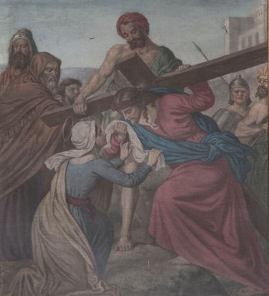 Zdjęcie nr 6: Obraz z kształcie stojącego prostokąta jest jedną z 14 stacji drogi krzyżowej. Przedstawia scenę skazania Jezusa na śmierć przez Piłata. Większość kompozycji zajmuje grupa postaci. W centrum widoczny Jezus stojący naprzeciw siedzącego na kamiennym, rzeźbionym tronie Rzymianina. Jezus patrzy na Piłata, złożonymi przed sobą rękami przytrzymuje poły płaszcza. Ma owalną twarz o spokojnym wyrazie, długie, jasne, falowane włosy i brodę; nad głową nimb. Jest ubrany w czerwoną suknię i wspomniany, narzucony na ramiona niebieski płaszcz. Przed nim, na tronie postawionym na dwóch stopniach siedzi Piłat, który myje ręce w wypełnionej wodą misie podawanej mu przez chłopca. Namiestnik, ukazany z profilu, patrzy na Jezusa, ma krótkie, ciemne włosy, jest ubrany w czerwoną suknię i biały płaszcz spięty złotą fibulą na prawym barku; płaszcz drobnymi fałdami okrywa lewą rękę i nogi. Chłopiec zwrócony w trzech czwartych tyłem do widza, jest ubrany w zieloną tunikę odsłaniającą prawe ramię. Za Jezusem stoi trzech, starych mężczyzn, o złych wyrazach twarzy ubranych w orientalne stroje; za nimi w tle widoczny tłum ludzi. Za Piłatem widoczni są dwaj mężczyźni w białych togach. Scena rozgrywa się na otwartej przestrzeni, przed ukazanym we fragmencie z lewej strony budynkiem. Obraz oprawiony w drewnianą ramę zdobioną u góry i u dołu rzeźbionymi dekoracjami  o profilu wklęsło-wypukłym. W zwieńczeniu górnej części ramy, poniżej wolut, umieszczono numer stacji i zwieńczono ją krzyżykiem, w dolną wpisano nazwę stacji „JEZUS NA ŚMIERĆ SKAZANY”. Profile ramy są złocone, napisy czarne. 