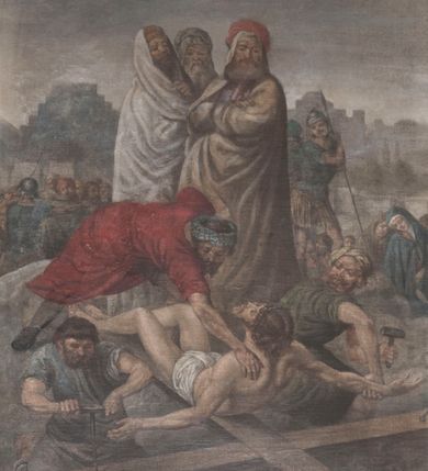 Zdjęcie nr 8: Obraz z kształcie stojącego prostokąta jest jedną z 14 stacji drogi krzyżowej. Przedstawia scenę skazania Jezusa na śmierć przez Piłata. Większość kompozycji zajmuje grupa postaci. W centrum widoczny Jezus stojący naprzeciw siedzącego na kamiennym, rzeźbionym tronie Rzymianina. Jezus patrzy na Piłata, złożonymi przed sobą rękami przytrzymuje poły płaszcza. Ma owalną twarz o spokojnym wyrazie, długie, jasne, falowane włosy i brodę; nad głową nimb. Jest ubrany w czerwoną suknię i wspomniany, narzucony na ramiona niebieski płaszcz. Przed nim, na tronie postawionym na dwóch stopniach siedzi Piłat, który myje ręce w wypełnionej wodą misie podawanej mu przez chłopca. Namiestnik, ukazany z profilu, patrzy na Jezusa, ma krótkie, ciemne włosy, jest ubrany w czerwoną suknię i biały płaszcz spięty złotą fibulą na prawym barku; płaszcz drobnymi fałdami okrywa lewą rękę i nogi. Chłopiec zwrócony w trzech czwartych tyłem do widza, jest ubrany w zieloną tunikę odsłaniającą prawe ramię. Za Jezusem stoi trzech, starych mężczyzn, o złych wyrazach twarzy ubranych w orientalne stroje; za nimi w tle widoczny tłum ludzi. Za Piłatem widoczni są dwaj mężczyźni w białych togach. Scena rozgrywa się na otwartej przestrzeni, przed ukazanym we fragmencie z lewej strony budynkiem. Obraz oprawiony w drewnianą ramę zdobioną u góry i u dołu rzeźbionymi dekoracjami  o profilu wklęsło-wypukłym. W zwieńczeniu górnej części ramy, poniżej wolut, umieszczono numer stacji i zwieńczono ją krzyżykiem, w dolną wpisano nazwę stacji „JEZUS NA ŚMIERĆ SKAZANY”. Profile ramy są złocone, napisy czarne. 