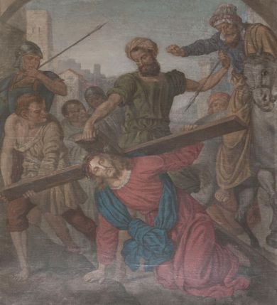 Zdjęcie nr 3: Obraz z kształcie stojącego prostokąta jest jedną z 14 stacji drogi krzyżowej. Przedstawia scenę skazania Jezusa na śmierć przez Piłata. Większość kompozycji zajmuje grupa postaci. W centrum widoczny Jezus stojący naprzeciw siedzącego na kamiennym, rzeźbionym tronie Rzymianina. Jezus patrzy na Piłata, złożonymi przed sobą rękami przytrzymuje poły płaszcza. Ma owalną twarz o spokojnym wyrazie, długie, jasne, falowane włosy i brodę; nad głową nimb. Jest ubrany w czerwoną suknię i wspomniany, narzucony na ramiona niebieski płaszcz. Przed nim, na tronie postawionym na dwóch stopniach siedzi Piłat, który myje ręce w wypełnionej wodą misie podawanej mu przez chłopca. Namiestnik, ukazany z profilu, patrzy na Jezusa, ma krótkie, ciemne włosy, jest ubrany w czerwoną suknię i biały płaszcz spięty złotą fibulą na prawym barku; płaszcz drobnymi fałdami okrywa lewą rękę i nogi. Chłopiec zwrócony w trzech czwartych tyłem do widza, jest ubrany w zieloną tunikę odsłaniającą prawe ramię. Za Jezusem stoi trzech, starych mężczyzn, o złych wyrazach twarzy ubranych w orientalne stroje; za nimi w tle widoczny tłum ludzi. Za Piłatem widoczni są dwaj mężczyźni w białych togach. Scena rozgrywa się na otwartej przestrzeni, przed ukazanym we fragmencie z lewej strony budynkiem. Obraz oprawiony w drewnianą ramę zdobioną u góry i u dołu rzeźbionymi dekoracjami  o profilu wklęsło-wypukłym. W zwieńczeniu górnej części ramy, poniżej wolut, umieszczono numer stacji i zwieńczono ją krzyżykiem, w dolną wpisano nazwę stacji „JEZUS NA ŚMIERĆ SKAZANY”. Profile ramy są złocone, napisy czarne. 