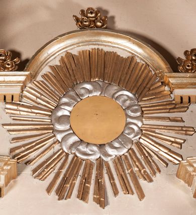 Zdjęcie nr 4: Ołtarz architektoniczny, przyścienny, jednokondygnacyjny, jednoosiowy ze zwieńczeniem. Mensa drewniana prostopadłościenna, przesłonięta prostokątnym antepedium wypełnionym tkaniną. Nastawa ustawiona na wysokim cokole ujęta pilastrami oraz stojącymi na ich tle gładkimi kolumnami kompozytowymi, podtrzymującymi odcinki rozbudowanego, częściowo ażurowego belkowania oraz fragmenty przyczółków, na których posadowiono złote aniołki o srebrnych skrzydłach. Pilastry dekorowane wicią akantową z rocaille’ami i palmetami schodzącymi do ustawionych poniżej relikwiarzy. W osi środkowej, w partii cokołu obraz Matki Boskiej Chęstochowskiej w złoto-srebrnej sukience, w prostokątnej, profilowanej, dekorowanej ramie. Powyżej obraz z wizerunkiem tronującej św. Jadwigi królowej Polski ujęty ramą w kształcie stojącego prostokąta zamkniętego od góry łukiem wklęsło-wypukłym. Powyżej dwie symetryczne plakiety ornamentalne ujmujące rozetkę. W zwieńczeniu zamkniętym łukiem nadwieszonym dekorowanym pąkami kwiatów gloria promienista z gładkim, okrągłym polem centralnym otoczonym obłokami. 
Całość struktury ołtarza polichromowana na kolor kremowy wnętrza płycin ciemniejsze, detal architektoniczny i ornamenty pozłacane i posrebrzane. 