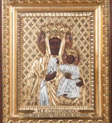 Zdjęcie nr 3: Ołtarz architektoniczny, przyścienny, jednokondygnacyjny, jednoosiowy ze zwieńczeniem. Mensa drewniana prostopadłościenna, przesłonięta prostokątnym antepedium wypełnionym tkaniną. Nastawa ustawiona na wysokim cokole ujęta pilastrami oraz stojącymi na ich tle gładkimi kolumnami kompozytowymi, podtrzymującymi odcinki rozbudowanego, częściowo ażurowego belkowania oraz fragmenty przyczółków, na których posadowiono złote aniołki o srebrnych skrzydłach. Pilastry dekorowane wicią akantową z rocaille’ami i palmetami schodzącymi do ustawionych poniżej relikwiarzy. W osi środkowej, w partii cokołu obraz Matki Boskiej Chęstochowskiej w złoto-srebrnej sukience, w prostokątnej, profilowanej, dekorowanej ramie. Powyżej obraz z wizerunkiem tronującej św. Jadwigi królowej Polski ujęty ramą w kształcie stojącego prostokąta zamkniętego od góry łukiem wklęsło-wypukłym. Powyżej dwie symetryczne plakiety ornamentalne ujmujące rozetkę. W zwieńczeniu zamkniętym łukiem nadwieszonym dekorowanym pąkami kwiatów gloria promienista z gładkim, okrągłym polem centralnym otoczonym obłokami. 
Całość struktury ołtarza polichromowana na kolor kremowy wnętrza płycin ciemniejsze, detal architektoniczny i ornamenty pozłacane i posrebrzane. 