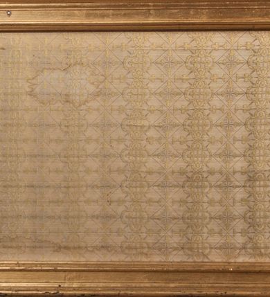 Zdjęcie nr 9: Ołtarz architektoniczny, przyścienny, jednokondygnacyjny, jednoosiowy ze zwieńczeniem. Mensa drewniana prostopadłościenna, przesłonięta prostokątnym antepedium wypełnionym tkaniną. Nastawa ustawiona na wysokim cokole ujęta pilastrami oraz stojącymi na ich tle gładkimi kolumnami kompozytowymi, podtrzymującymi odcinki rozbudowanego, częściowo ażurowego belkowania oraz fragmenty przyczółków, na których posadowiono złote aniołki o srebrnych skrzydłach. Pilastry dekorowane wicią akantową z rocaille’ami i palmetami schodzącymi do ustawionych poniżej relikwiarzy. W osi środkowej, w partii cokołu obraz Matki Boskiej Chęstochowskiej w złoto-srebrnej sukience, w prostokątnej, profilowanej, dekorowanej ramie. Powyżej obraz z wizerunkiem tronującej św. Jadwigi królowej Polski ujęty ramą w kształcie stojącego prostokąta zamkniętego od góry łukiem wklęsło-wypukłym. Powyżej dwie symetryczne plakiety ornamentalne ujmujące rozetkę. W zwieńczeniu zamkniętym łukiem nadwieszonym dekorowanym pąkami kwiatów gloria promienista z gładkim, okrągłym polem centralnym otoczonym obłokami. 
Całość struktury ołtarza polichromowana na kolor kremowy wnętrza płycin ciemniejsze, detal architektoniczny i ornamenty pozłacane i posrebrzane. 