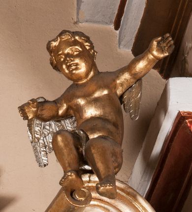 Zdjęcie nr 6: Ołtarz architektoniczny, przyścienny, jednokondygnacyjny, jednoosiowy ze zwieńczeniem. Mensa drewniana prostopadłościenna, przesłonięta prostokątnym antepedium wypełnionym tkaniną. Nastawa ustawiona na wysokim cokole ujęta pilastrami oraz stojącymi na ich tle gładkimi kolumnami kompozytowymi, podtrzymującymi odcinki rozbudowanego, częściowo ażurowego belkowania oraz fragmenty przyczółków, na których posadowiono złote aniołki o srebrnych skrzydłach. Pilastry dekorowane wicią akantową z rocaille’ami i palmetami schodzącymi do ustawionych poniżej relikwiarzy. W osi środkowej, w partii cokołu obraz Matki Boskiej Chęstochowskiej w złoto-srebrnej sukience, w prostokątnej, profilowanej, dekorowanej ramie. Powyżej obraz z wizerunkiem tronującej św. Jadwigi królowej Polski ujęty ramą w kształcie stojącego prostokąta zamkniętego od góry łukiem wklęsło-wypukłym. Powyżej dwie symetryczne plakiety ornamentalne ujmujące rozetkę. W zwieńczeniu zamkniętym łukiem nadwieszonym dekorowanym pąkami kwiatów gloria promienista z gładkim, okrągłym polem centralnym otoczonym obłokami. 
Całość struktury ołtarza polichromowana na kolor kremowy wnętrza płycin ciemniejsze, detal architektoniczny i ornamenty pozłacane i posrebrzane. 