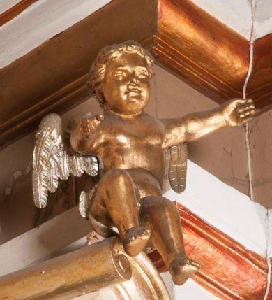 Zdjęcie nr 7: Ołtarz architektoniczny, przyścienny, jednokondygnacyjny, jednoosiowy ze zwieńczeniem. Mensa drewniana prostopadłościenna, przesłonięta prostokątnym antepedium wypełnionym tkaniną. Nastawa ustawiona na wysokim cokole ujęta pilastrami oraz stojącymi na ich tle gładkimi kolumnami kompozytowymi, podtrzymującymi odcinki rozbudowanego, częściowo ażurowego belkowania oraz fragmenty przyczółków, na których posadowiono złote aniołki o srebrnych skrzydłach. Pilastry dekorowane wicią akantową z rocaille’ami i palmetami schodzącymi do ustawionych poniżej relikwiarzy. W osi środkowej, w partii cokołu obraz Matki Boskiej Chęstochowskiej w złoto-srebrnej sukience, w prostokątnej, profilowanej, dekorowanej ramie. Powyżej obraz z wizerunkiem tronującej św. Jadwigi królowej Polski ujęty ramą w kształcie stojącego prostokąta zamkniętego od góry łukiem wklęsło-wypukłym. Powyżej dwie symetryczne plakiety ornamentalne ujmujące rozetkę. W zwieńczeniu zamkniętym łukiem nadwieszonym dekorowanym pąkami kwiatów gloria promienista z gładkim, okrągłym polem centralnym otoczonym obłokami. 
Całość struktury ołtarza polichromowana na kolor kremowy wnętrza płycin ciemniejsze, detal architektoniczny i ornamenty pozłacane i posrebrzane. 