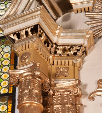 Zdjęcie nr 5: Ołtarz architektoniczny, przyścienny, jednokondygnacyjny, jednoosiowy ze zwieńczeniem. Mensa drewniana prostopadłościenna, przesłonięta prostokątnym antepedium wypełnionym tkaniną. Nastawa ustawiona na wysokim cokole ujęta pilastrami oraz stojącymi na ich tle gładkimi kolumnami kompozytowymi, podtrzymującymi odcinki rozbudowanego, częściowo ażurowego belkowania oraz fragmenty przyczółków, na których posadowiono złote aniołki o srebrnych skrzydłach. Pilastry dekorowane wicią akantową z rocaille’ami i palmetami schodzącymi do ustawionych poniżej relikwiarzy. W osi środkowej, w partii cokołu obraz Matki Boskiej Chęstochowskiej w złoto-srebrnej sukience, w prostokątnej, profilowanej, dekorowanej ramie. Powyżej obraz z wizerunkiem tronującej św. Jadwigi królowej Polski ujęty ramą w kształcie stojącego prostokąta zamkniętego od góry łukiem wklęsło-wypukłym. Powyżej dwie symetryczne plakiety ornamentalne ujmujące rozetkę. W zwieńczeniu zamkniętym łukiem nadwieszonym dekorowanym pąkami kwiatów gloria promienista z gładkim, okrągłym polem centralnym otoczonym obłokami. 
Całość struktury ołtarza polichromowana na kolor kremowy wnętrza płycin ciemniejsze, detal architektoniczny i ornamenty pozłacane i posrebrzane. 