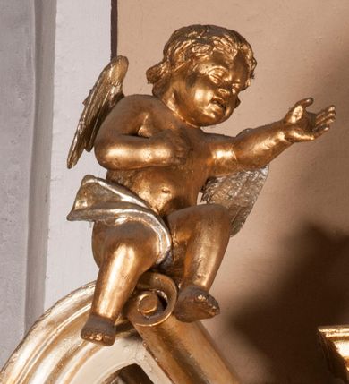 Zdjęcie nr 8: Ołtarz architektoniczny, przyścienny, jednokondygnacyjny, jednoosiowy ze zwieńczeniem. Mensa drewniana prostopadłościenna, przesłonięta prostokątnym antepedium wypełnionym tkaniną. Nastawa ustawiona na wysokim cokole ujęta pilastrami oraz stojącymi na ich tle gładkimi kolumnami kompozytowymi, podtrzymującymi odcinki rozbudowanego, częściowo ażurowego belkowania oraz fragmenty przyczółków, na których posadowiono złote aniołki o srebrnych skrzydłach. Pilastry dekorowane wicią akantową z rocaille’ami i palmetami schodzącymi do ustawionych poniżej relikwiarzy. W osi środkowej, w partii cokołu obraz Matki Boskiej Chęstochowskiej w złoto-srebrnej sukience, w prostokątnej, profilowanej, dekorowanej ramie. Powyżej obraz z wizerunkiem tronującej św. Jadwigi królowej Polski ujęty ramą w kształcie stojącego prostokąta zamkniętego od góry łukiem wklęsło-wypukłym. Powyżej dwie symetryczne plakiety ornamentalne ujmujące rozetkę. W zwieńczeniu zamkniętym łukiem nadwieszonym dekorowanym pąkami kwiatów gloria promienista z gładkim, okrągłym polem centralnym otoczonym obłokami. 
Całość struktury ołtarza polichromowana na kolor kremowy wnętrza płycin ciemniejsze, detal architektoniczny i ornamenty pozłacane i posrebrzane. 