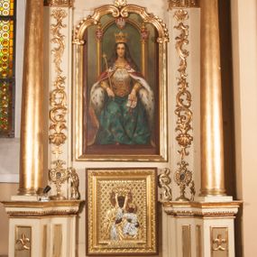 Zdjęcie nr 1: Ołtarz architektoniczny, przyścienny, jednokondygnacyjny, jednoosiowy ze zwieńczeniem. Mensa drewniana prostopadłościenna, przesłonięta prostokątnym antepedium wypełnionym tkaniną. Nastawa ustawiona na wysokim cokole ujęta pilastrami oraz stojącymi na ich tle gładkimi kolumnami kompozytowymi, podtrzymującymi odcinki rozbudowanego, częściowo ażurowego belkowania oraz fragmenty przyczółków, na których posadowiono złote aniołki o srebrnych skrzydłach. Pilastry dekorowane wicią akantową z rocaille’ami i palmetami schodzącymi do ustawionych poniżej relikwiarzy. W osi środkowej, w partii cokołu obraz Matki Boskiej Chęstochowskiej w złoto-srebrnej sukience, w prostokątnej, profilowanej, dekorowanej ramie. Powyżej obraz z wizerunkiem tronującej św. Jadwigi królowej Polski ujęty ramą w kształcie stojącego prostokąta zamkniętego od góry łukiem wklęsło-wypukłym. Powyżej dwie symetryczne plakiety ornamentalne ujmujące rozetkę. W zwieńczeniu zamkniętym łukiem nadwieszonym dekorowanym pąkami kwiatów gloria promienista z gładkim, okrągłym polem centralnym otoczonym obłokami. 
Całość struktury ołtarza polichromowana na kolor kremowy wnętrza płycin ciemniejsze, detal architektoniczny i ornamenty pozłacane i posrebrzane. 