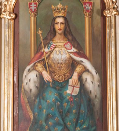 Zdjęcie nr 1:  Obraz z rzedstawieniem tronującej św. Jadwigi, która prawą dłonią ujmuje złote berło, a w lewej ręce trzyma opieczętowany dokument. Jadwiga ma łagodne rysy i jest lekko uśmiechnięta. Zwrócona na wprost twarz ma stanowczy wyraz, majestatu dodają jej bujne, równo opadające na ramiona włosy oraz duża złota korona zwieńczona liliami i inkrustowana szlachetnymi kamieniami. Królowa jest ubrana w złotą suknię z dużym Orłem Białym wyhaftowanym na piersi. Ma narzucony czerwony płaszcz królewski, podbity gronostajowym futrem, obszyty złotą lamówką i spięty pod szyją dwoma broszami w postaci herbów Andegawenów i Polski. Królowa nosi złoty pas szlachecki z okrągłą klamrą, w której przedstawiono godło Królestwa Polski. Jej nogi okrywa dół sukni w kolorze ciemno turkusowym, na którym znajdują się złote lilie. Ręce ma zgięte w łokciach i oparte na poręczach tronu z wysokimi kolumnami podtrzymującymi półkolisty łuk zwieńczenia. Na roślinnych wydłużonych kapitelach znajdują się herby, po lewej podwójny krzyż jagielloński, po prawej Pogoń Litewska, a najwyżej na środku łuku Orzeł BiałyTło obrazu w odcieniach zieleni. Obraz w ramie w kształcie stojącego prostokąta z fantazyjnym górnym ramieniem złożonym z czterech wolut, z których dwie ozdobione są grzebieniami; w miejscu złączenia się kolejnych dwóch umieszczono złotą muszlę.
