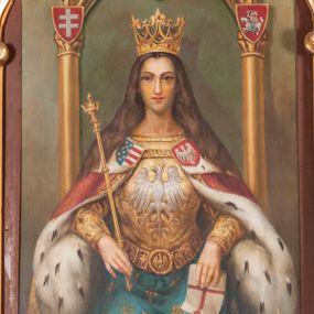 Zdjęcie nr 1:  Obraz z rzedstawieniem tronującej św. Jadwigi, która prawą dłonią ujmuje złote berło, a w lewej ręce trzyma opieczętowany dokument. Jadwiga ma łagodne rysy i jest lekko uśmiechnięta. Zwrócona na wprost twarz ma stanowczy wyraz, majestatu dodają jej bujne, równo opadające na ramiona włosy oraz duża złota korona zwieńczona liliami i inkrustowana szlachetnymi kamieniami. Królowa jest ubrana w złotą suknię z dużym Orłem Białym wyhaftowanym na piersi. Ma narzucony czerwony płaszcz królewski, podbity gronostajowym futrem, obszyty złotą lamówką i spięty pod szyją dwoma broszami w postaci herbów Andegawenów i Polski. Królowa nosi złoty pas szlachecki z okrągłą klamrą, w której przedstawiono godło Królestwa Polski. Jej nogi okrywa dół sukni w kolorze ciemno turkusowym, na którym znajdują się złote lilie. Ręce ma zgięte w łokciach i oparte na poręczach tronu z wysokimi kolumnami podtrzymującymi półkolisty łuk zwieńczenia. Na roślinnych wydłużonych kapitelach znajdują się herby, po lewej podwójny krzyż jagielloński, po prawej Pogoń Litewska, a najwyżej na środku łuku Orzeł BiałyTło obrazu w odcieniach zieleni. Obraz w ramie w kształcie stojącego prostokąta z fantazyjnym górnym ramieniem złożonym z czterech wolut, z których dwie ozdobione są grzebieniami; w miejscu złączenia się kolejnych dwóch umieszczono złotą muszlę.