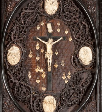 Zdjęcie nr 3: Ołtarz architektoniczny, dwukondygnacyjny ze zwieńczeniem, trójosiowy. Neogotycki na trapezowym postumencie. Mensa wsparta na dwóch  kolumnach o schodkowych, bazach w formie ośmioramiennych gwiazd na siedmiobokach z wklęsłymi ramionami. Z każdego ramienia gwiazd strzeliście unosiła się ku kapitelowi wzdłuż trzonu służka, tworząc u dołu romboidalną, wklęsłą siatkę. Struktura ta zachowała się mniej niż  w połowie na lewej kolumnie. Kapitel lewy ornamentalnie pokryty regularną siatką ze stylizowanych, suchych gałęzi, które tworzą trzy strefy pól ornamentalnych. Dolne przypominają ostre łuki, krzyżują się w nich gałęzie. Środkowe, romboidalne są puste a górne wypełniają sploty suchego akantu. Prawy kapitel posiada podobne podziały pól, różni się wypełnieniem górnej ze stref, gdzie przestrzeń całkowicie zajmują na przemian bujne winne grona oraz pochylające się kłosy zbóż. Zaplecek pod mensą, od frontu podzielono na sześć stref. Na dwóch zewnętrznych i dwóch środkowych znajdują się przedstawienia płaskorzeźbionych łuków okiennych z maswerkami. Druga płaszczyzna od lewej i prawej ozdobiona jest płaskorzeźbą roślinną. Ryzalitowana w części środkowej kondygnacja pierwsza stanowi tabernakulum na cokole. Zadaszenie spadziste pokryte różnorodnym zdobieniem, flankowane czworokątnymi filarami, na których kapitelach wspierają się ramiona ostrych łuków z wimpergami. Powyżej kapitele filarów stanowią blanki z których wyrastają ażurowe formy zbudowane z kilku esownic stylizowane na oset, zakończone profitkami. Widać wnętrze tabernakulum przez ażurowe, dwuskrzydłowe drzwiczki. Na lewych jest przestrzenna rzeźba Orła w koronie osadzona w nieznacznie uszkodzonej oprawie ze splotów gałęzi. Z prawej podobnie wykonane przedstawienie Pogoni Litewskiej. Konny rycerz ma złamany miecz. W centrum ołtarza w prostokątnej ramie znajduje się owalne pole wewnątrz otoczone ciasnym splotem guzowatych gałęzi. W środkowych punktach owalu z gałęzi wstawiono owalne  płaskorzeźby z kości słoniowej ze scenami z życia Chrystusa. W samym środku niewielka rzeźba Jezusa Ukrzyżowanego. Ramę główną flankują postacie Ewangelistów po dwóch z każdej strony, jeden nad drugim, na postumentach i pod gotyckimi baldachimami, najwyższy jest okazalszy. Zwieńczenie ołtarza stanowi wysunięta balustrada zbudowana z ostrołukowych ramion ze sterczynami, centralne ramiona zbiegają się i łączą w sterczynę zakończoną krzyżem. Ołtarz flankowany strzelistymi formami z typowych dla neogotyckiej stylizacji elementami architektonicznymi, w które wkomponowano po jednej postaci świętych z każdej strony.