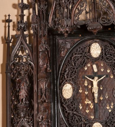 Zdjęcie nr 5: Ołtarz architektoniczny, dwukondygnacyjny ze zwieńczeniem, trójosiowy. Neogotycki na trapezowym postumencie. Mensa wsparta na dwóch  kolumnach o schodkowych, bazach w formie ośmioramiennych gwiazd na siedmiobokach z wklęsłymi ramionami. Z każdego ramienia gwiazd strzeliście unosiła się ku kapitelowi wzdłuż trzonu służka, tworząc u dołu romboidalną, wklęsłą siatkę. Struktura ta zachowała się mniej niż  w połowie na lewej kolumnie. Kapitel lewy ornamentalnie pokryty regularną siatką ze stylizowanych, suchych gałęzi, które tworzą trzy strefy pól ornamentalnych. Dolne przypominają ostre łuki, krzyżują się w nich gałęzie. Środkowe, romboidalne są puste a górne wypełniają sploty suchego akantu. Prawy kapitel posiada podobne podziały pól, różni się wypełnieniem górnej ze stref, gdzie przestrzeń całkowicie zajmują na przemian bujne winne grona oraz pochylające się kłosy zbóż. Zaplecek pod mensą, od frontu podzielono na sześć stref. Na dwóch zewnętrznych i dwóch środkowych znajdują się przedstawienia płaskorzeźbionych łuków okiennych z maswerkami. Druga płaszczyzna od lewej i prawej ozdobiona jest płaskorzeźbą roślinną. Ryzalitowana w części środkowej kondygnacja pierwsza stanowi tabernakulum na cokole. Zadaszenie spadziste pokryte różnorodnym zdobieniem, flankowane czworokątnymi filarami, na których kapitelach wspierają się ramiona ostrych łuków z wimpergami. Powyżej kapitele filarów stanowią blanki z których wyrastają ażurowe formy zbudowane z kilku esownic stylizowane na oset, zakończone profitkami. Widać wnętrze tabernakulum przez ażurowe, dwuskrzydłowe drzwiczki. Na lewych jest przestrzenna rzeźba Orła w koronie osadzona w nieznacznie uszkodzonej oprawie ze splotów gałęzi. Z prawej podobnie wykonane przedstawienie Pogoni Litewskiej. Konny rycerz ma złamany miecz. W centrum ołtarza w prostokątnej ramie znajduje się owalne pole wewnątrz otoczone ciasnym splotem guzowatych gałęzi. W środkowych punktach owalu z gałęzi wstawiono owalne  płaskorzeźby z kości słoniowej ze scenami z życia Chrystusa. W samym środku niewielka rzeźba Jezusa Ukrzyżowanego. Ramę główną flankują postacie Ewangelistów po dwóch z każdej strony, jeden nad drugim, na postumentach i pod gotyckimi baldachimami, najwyższy jest okazalszy. Zwieńczenie ołtarza stanowi wysunięta balustrada zbudowana z ostrołukowych ramion ze sterczynami, centralne ramiona zbiegają się i łączą w sterczynę zakończoną krzyżem. Ołtarz flankowany strzelistymi formami z typowych dla neogotyckiej stylizacji elementami architektonicznymi, w które wkomponowano po jednej postaci świętych z każdej strony.