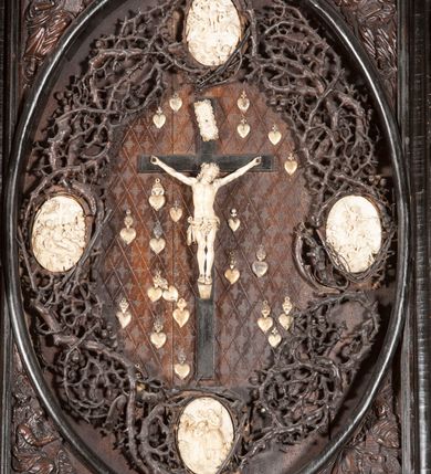 Zdjęcie nr 6: Ołtarz architektoniczny, dwukondygnacyjny ze zwieńczeniem, trójosiowy. Neogotycki na trapezowym postumencie. Mensa wsparta na dwóch  kolumnach o schodkowych, bazach w formie ośmioramiennych gwiazd na siedmiobokach z wklęsłymi ramionami. Z każdego ramienia gwiazd strzeliście unosiła się ku kapitelowi wzdłuż trzonu służka, tworząc u dołu romboidalną, wklęsłą siatkę. Struktura ta zachowała się mniej niż  w połowie na lewej kolumnie. Kapitel lewy ornamentalnie pokryty regularną siatką ze stylizowanych, suchych gałęzi, które tworzą trzy strefy pól ornamentalnych. Dolne przypominają ostre łuki, krzyżują się w nich gałęzie. Środkowe, romboidalne są puste a górne wypełniają sploty suchego akantu. Prawy kapitel posiada podobne podziały pól, różni się wypełnieniem górnej ze stref, gdzie przestrzeń całkowicie zajmują na przemian bujne winne grona oraz pochylające się kłosy zbóż. Zaplecek pod mensą, od frontu podzielono na sześć stref. Na dwóch zewnętrznych i dwóch środkowych znajdują się przedstawienia płaskorzeźbionych łuków okiennych z maswerkami. Druga płaszczyzna od lewej i prawej ozdobiona jest płaskorzeźbą roślinną. Ryzalitowana w części środkowej kondygnacja pierwsza stanowi tabernakulum na cokole. Zadaszenie spadziste pokryte różnorodnym zdobieniem, flankowane czworokątnymi filarami, na których kapitelach wspierają się ramiona ostrych łuków z wimpergami. Powyżej kapitele filarów stanowią blanki z których wyrastają ażurowe formy zbudowane z kilku esownic stylizowane na oset, zakończone profitkami. Widać wnętrze tabernakulum przez ażurowe, dwuskrzydłowe drzwiczki. Na lewych jest przestrzenna rzeźba Orła w koronie osadzona w nieznacznie uszkodzonej oprawie ze splotów gałęzi. Z prawej podobnie wykonane przedstawienie Pogoni Litewskiej. Konny rycerz ma złamany miecz. W centrum ołtarza w prostokątnej ramie znajduje się owalne pole wewnątrz otoczone ciasnym splotem guzowatych gałęzi. W środkowych punktach owalu z gałęzi wstawiono owalne  płaskorzeźby z kości słoniowej ze scenami z życia Chrystusa. W samym środku niewielka rzeźba Jezusa Ukrzyżowanego. Ramę główną flankują postacie Ewangelistów po dwóch z każdej strony, jeden nad drugim, na postumentach i pod gotyckimi baldachimami, najwyższy jest okazalszy. Zwieńczenie ołtarza stanowi wysunięta balustrada zbudowana z ostrołukowych ramion ze sterczynami, centralne ramiona zbiegają się i łączą w sterczynę zakończoną krzyżem. Ołtarz flankowany strzelistymi formami z typowych dla neogotyckiej stylizacji elementami architektonicznymi, w które wkomponowano po jednej postaci świętych z każdej strony.