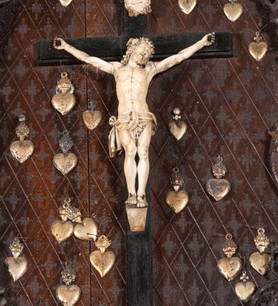 Zdjęcie nr 9: Ołtarz architektoniczny, dwukondygnacyjny ze zwieńczeniem, trójosiowy. Neogotycki na trapezowym postumencie. Mensa wsparta na dwóch  kolumnach o schodkowych, bazach w formie ośmioramiennych gwiazd na siedmiobokach z wklęsłymi ramionami. Z każdego ramienia gwiazd strzeliście unosiła się ku kapitelowi wzdłuż trzonu służka, tworząc u dołu romboidalną, wklęsłą siatkę. Struktura ta zachowała się mniej niż  w połowie na lewej kolumnie. Kapitel lewy ornamentalnie pokryty regularną siatką ze stylizowanych, suchych gałęzi, które tworzą trzy strefy pól ornamentalnych. Dolne przypominają ostre łuki, krzyżują się w nich gałęzie. Środkowe, romboidalne są puste a górne wypełniają sploty suchego akantu. Prawy kapitel posiada podobne podziały pól, różni się wypełnieniem górnej ze stref, gdzie przestrzeń całkowicie zajmują na przemian bujne winne grona oraz pochylające się kłosy zbóż. Zaplecek pod mensą, od frontu podzielono na sześć stref. Na dwóch zewnętrznych i dwóch środkowych znajdują się przedstawienia płaskorzeźbionych łuków okiennych z maswerkami. Druga płaszczyzna od lewej i prawej ozdobiona jest płaskorzeźbą roślinną. Ryzalitowana w części środkowej kondygnacja pierwsza stanowi tabernakulum na cokole. Zadaszenie spadziste pokryte różnorodnym zdobieniem, flankowane czworokątnymi filarami, na których kapitelach wspierają się ramiona ostrych łuków z wimpergami. Powyżej kapitele filarów stanowią blanki z których wyrastają ażurowe formy zbudowane z kilku esownic stylizowane na oset, zakończone profitkami. Widać wnętrze tabernakulum przez ażurowe, dwuskrzydłowe drzwiczki. Na lewych jest przestrzenna rzeźba Orła w koronie osadzona w nieznacznie uszkodzonej oprawie ze splotów gałęzi. Z prawej podobnie wykonane przedstawienie Pogoni Litewskiej. Konny rycerz ma złamany miecz. W centrum ołtarza w prostokątnej ramie znajduje się owalne pole wewnątrz otoczone ciasnym splotem guzowatych gałęzi. W środkowych punktach owalu z gałęzi wstawiono owalne  płaskorzeźby z kości słoniowej ze scenami z życia Chrystusa. W samym środku niewielka rzeźba Jezusa Ukrzyżowanego. Ramę główną flankują postacie Ewangelistów po dwóch z każdej strony, jeden nad drugim, na postumentach i pod gotyckimi baldachimami, najwyższy jest okazalszy. Zwieńczenie ołtarza stanowi wysunięta balustrada zbudowana z ostrołukowych ramion ze sterczynami, centralne ramiona zbiegają się i łączą w sterczynę zakończoną krzyżem. Ołtarz flankowany strzelistymi formami z typowych dla neogotyckiej stylizacji elementami architektonicznymi, w które wkomponowano po jednej postaci świętych z każdej strony.