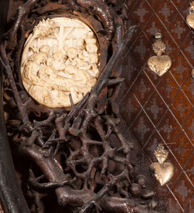 Zdjęcie nr 21: Ołtarz architektoniczny, dwukondygnacyjny ze zwieńczeniem, trójosiowy. Neogotycki na trapezowym postumencie. Mensa wsparta na dwóch  kolumnach o schodkowych, bazach w formie ośmioramiennych gwiazd na siedmiobokach z wklęsłymi ramionami. Z każdego ramienia gwiazd strzeliście unosiła się ku kapitelowi wzdłuż trzonu służka, tworząc u dołu romboidalną, wklęsłą siatkę. Struktura ta zachowała się mniej niż  w połowie na lewej kolumnie. Kapitel lewy ornamentalnie pokryty regularną siatką ze stylizowanych, suchych gałęzi, które tworzą trzy strefy pól ornamentalnych. Dolne przypominają ostre łuki, krzyżują się w nich gałęzie. Środkowe, romboidalne są puste a górne wypełniają sploty suchego akantu. Prawy kapitel posiada podobne podziały pól, różni się wypełnieniem górnej ze stref, gdzie przestrzeń całkowicie zajmują na przemian bujne winne grona oraz pochylające się kłosy zbóż. Zaplecek pod mensą, od frontu podzielono na sześć stref. Na dwóch zewnętrznych i dwóch środkowych znajdują się przedstawienia płaskorzeźbionych łuków okiennych z maswerkami. Druga płaszczyzna od lewej i prawej ozdobiona jest płaskorzeźbą roślinną. Ryzalitowana w części środkowej kondygnacja pierwsza stanowi tabernakulum na cokole. Zadaszenie spadziste pokryte różnorodnym zdobieniem, flankowane czworokątnymi filarami, na których kapitelach wspierają się ramiona ostrych łuków z wimpergami. Powyżej kapitele filarów stanowią blanki z których wyrastają ażurowe formy zbudowane z kilku esownic stylizowane na oset, zakończone profitkami. Widać wnętrze tabernakulum przez ażurowe, dwuskrzydłowe drzwiczki. Na lewych jest przestrzenna rzeźba Orła w koronie osadzona w nieznacznie uszkodzonej oprawie ze splotów gałęzi. Z prawej podobnie wykonane przedstawienie Pogoni Litewskiej. Konny rycerz ma złamany miecz. W centrum ołtarza w prostokątnej ramie znajduje się owalne pole wewnątrz otoczone ciasnym splotem guzowatych gałęzi. W środkowych punktach owalu z gałęzi wstawiono owalne  płaskorzeźby z kości słoniowej ze scenami z życia Chrystusa. W samym środku niewielka rzeźba Jezusa Ukrzyżowanego. Ramę główną flankują postacie Ewangelistów po dwóch z każdej strony, jeden nad drugim, na postumentach i pod gotyckimi baldachimami, najwyższy jest okazalszy. Zwieńczenie ołtarza stanowi wysunięta balustrada zbudowana z ostrołukowych ramion ze sterczynami, centralne ramiona zbiegają się i łączą w sterczynę zakończoną krzyżem. Ołtarz flankowany strzelistymi formami z typowych dla neogotyckiej stylizacji elementami architektonicznymi, w które wkomponowano po jednej postaci świętych z każdej strony.