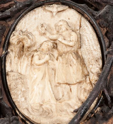 Zdjęcie nr 20: Ołtarz architektoniczny, dwukondygnacyjny ze zwieńczeniem, trójosiowy. Neogotycki na trapezowym postumencie. Mensa wsparta na dwóch  kolumnach o schodkowych, bazach w formie ośmioramiennych gwiazd na siedmiobokach z wklęsłymi ramionami. Z każdego ramienia gwiazd strzeliście unosiła się ku kapitelowi wzdłuż trzonu służka, tworząc u dołu romboidalną, wklęsłą siatkę. Struktura ta zachowała się mniej niż  w połowie na lewej kolumnie. Kapitel lewy ornamentalnie pokryty regularną siatką ze stylizowanych, suchych gałęzi, które tworzą trzy strefy pól ornamentalnych. Dolne przypominają ostre łuki, krzyżują się w nich gałęzie. Środkowe, romboidalne są puste a górne wypełniają sploty suchego akantu. Prawy kapitel posiada podobne podziały pól, różni się wypełnieniem górnej ze stref, gdzie przestrzeń całkowicie zajmują na przemian bujne winne grona oraz pochylające się kłosy zbóż. Zaplecek pod mensą, od frontu podzielono na sześć stref. Na dwóch zewnętrznych i dwóch środkowych znajdują się przedstawienia płaskorzeźbionych łuków okiennych z maswerkami. Druga płaszczyzna od lewej i prawej ozdobiona jest płaskorzeźbą roślinną. Ryzalitowana w części środkowej kondygnacja pierwsza stanowi tabernakulum na cokole. Zadaszenie spadziste pokryte różnorodnym zdobieniem, flankowane czworokątnymi filarami, na których kapitelach wspierają się ramiona ostrych łuków z wimpergami. Powyżej kapitele filarów stanowią blanki z których wyrastają ażurowe formy zbudowane z kilku esownic stylizowane na oset, zakończone profitkami. Widać wnętrze tabernakulum przez ażurowe, dwuskrzydłowe drzwiczki. Na lewych jest przestrzenna rzeźba Orła w koronie osadzona w nieznacznie uszkodzonej oprawie ze splotów gałęzi. Z prawej podobnie wykonane przedstawienie Pogoni Litewskiej. Konny rycerz ma złamany miecz. W centrum ołtarza w prostokątnej ramie znajduje się owalne pole wewnątrz otoczone ciasnym splotem guzowatych gałęzi. W środkowych punktach owalu z gałęzi wstawiono owalne  płaskorzeźby z kości słoniowej ze scenami z życia Chrystusa. W samym środku niewielka rzeźba Jezusa Ukrzyżowanego. Ramę główną flankują postacie Ewangelistów po dwóch z każdej strony, jeden nad drugim, na postumentach i pod gotyckimi baldachimami, najwyższy jest okazalszy. Zwieńczenie ołtarza stanowi wysunięta balustrada zbudowana z ostrołukowych ramion ze sterczynami, centralne ramiona zbiegają się i łączą w sterczynę zakończoną krzyżem. Ołtarz flankowany strzelistymi formami z typowych dla neogotyckiej stylizacji elementami architektonicznymi, w które wkomponowano po jednej postaci świętych z każdej strony.