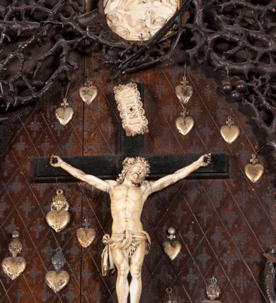 Zdjęcie nr 10: Ołtarz architektoniczny, dwukondygnacyjny ze zwieńczeniem, trójosiowy. Neogotycki na trapezowym postumencie. Mensa wsparta na dwóch  kolumnach o schodkowych, bazach w formie ośmioramiennych gwiazd na siedmiobokach z wklęsłymi ramionami. Z każdego ramienia gwiazd strzeliście unosiła się ku kapitelowi wzdłuż trzonu służka, tworząc u dołu romboidalną, wklęsłą siatkę. Struktura ta zachowała się mniej niż  w połowie na lewej kolumnie. Kapitel lewy ornamentalnie pokryty regularną siatką ze stylizowanych, suchych gałęzi, które tworzą trzy strefy pól ornamentalnych. Dolne przypominają ostre łuki, krzyżują się w nich gałęzie. Środkowe, romboidalne są puste a górne wypełniają sploty suchego akantu. Prawy kapitel posiada podobne podziały pól, różni się wypełnieniem górnej ze stref, gdzie przestrzeń całkowicie zajmują na przemian bujne winne grona oraz pochylające się kłosy zbóż. Zaplecek pod mensą, od frontu podzielono na sześć stref. Na dwóch zewnętrznych i dwóch środkowych znajdują się przedstawienia płaskorzeźbionych łuków okiennych z maswerkami. Druga płaszczyzna od lewej i prawej ozdobiona jest płaskorzeźbą roślinną. Ryzalitowana w części środkowej kondygnacja pierwsza stanowi tabernakulum na cokole. Zadaszenie spadziste pokryte różnorodnym zdobieniem, flankowane czworokątnymi filarami, na których kapitelach wspierają się ramiona ostrych łuków z wimpergami. Powyżej kapitele filarów stanowią blanki z których wyrastają ażurowe formy zbudowane z kilku esownic stylizowane na oset, zakończone profitkami. Widać wnętrze tabernakulum przez ażurowe, dwuskrzydłowe drzwiczki. Na lewych jest przestrzenna rzeźba Orła w koronie osadzona w nieznacznie uszkodzonej oprawie ze splotów gałęzi. Z prawej podobnie wykonane przedstawienie Pogoni Litewskiej. Konny rycerz ma złamany miecz. W centrum ołtarza w prostokątnej ramie znajduje się owalne pole wewnątrz otoczone ciasnym splotem guzowatych gałęzi. W środkowych punktach owalu z gałęzi wstawiono owalne  płaskorzeźby z kości słoniowej ze scenami z życia Chrystusa. W samym środku niewielka rzeźba Jezusa Ukrzyżowanego. Ramę główną flankują postacie Ewangelistów po dwóch z każdej strony, jeden nad drugim, na postumentach i pod gotyckimi baldachimami, najwyższy jest okazalszy. Zwieńczenie ołtarza stanowi wysunięta balustrada zbudowana z ostrołukowych ramion ze sterczynami, centralne ramiona zbiegają się i łączą w sterczynę zakończoną krzyżem. Ołtarz flankowany strzelistymi formami z typowych dla neogotyckiej stylizacji elementami architektonicznymi, w które wkomponowano po jednej postaci świętych z każdej strony.