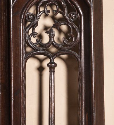 Zdjęcie nr 24: Ołtarz architektoniczny, dwukondygnacyjny ze zwieńczeniem, trójosiowy. Neogotycki na trapezowym postumencie. Mensa wsparta na dwóch  kolumnach o schodkowych, bazach w formie ośmioramiennych gwiazd na siedmiobokach z wklęsłymi ramionami. Z każdego ramienia gwiazd strzeliście unosiła się ku kapitelowi wzdłuż trzonu służka, tworząc u dołu romboidalną, wklęsłą siatkę. Struktura ta zachowała się mniej niż  w połowie na lewej kolumnie. Kapitel lewy ornamentalnie pokryty regularną siatką ze stylizowanych, suchych gałęzi, które tworzą trzy strefy pól ornamentalnych. Dolne przypominają ostre łuki, krzyżują się w nich gałęzie. Środkowe, romboidalne są puste a górne wypełniają sploty suchego akantu. Prawy kapitel posiada podobne podziały pól, różni się wypełnieniem górnej ze stref, gdzie przestrzeń całkowicie zajmują na przemian bujne winne grona oraz pochylające się kłosy zbóż. Zaplecek pod mensą, od frontu podzielono na sześć stref. Na dwóch zewnętrznych i dwóch środkowych znajdują się przedstawienia płaskorzeźbionych łuków okiennych z maswerkami. Druga płaszczyzna od lewej i prawej ozdobiona jest płaskorzeźbą roślinną. Ryzalitowana w części środkowej kondygnacja pierwsza stanowi tabernakulum na cokole. Zadaszenie spadziste pokryte różnorodnym zdobieniem, flankowane czworokątnymi filarami, na których kapitelach wspierają się ramiona ostrych łuków z wimpergami. Powyżej kapitele filarów stanowią blanki z których wyrastają ażurowe formy zbudowane z kilku esownic stylizowane na oset, zakończone profitkami. Widać wnętrze tabernakulum przez ażurowe, dwuskrzydłowe drzwiczki. Na lewych jest przestrzenna rzeźba Orła w koronie osadzona w nieznacznie uszkodzonej oprawie ze splotów gałęzi. Z prawej podobnie wykonane przedstawienie Pogoni Litewskiej. Konny rycerz ma złamany miecz. W centrum ołtarza w prostokątnej ramie znajduje się owalne pole wewnątrz otoczone ciasnym splotem guzowatych gałęzi. W środkowych punktach owalu z gałęzi wstawiono owalne  płaskorzeźby z kości słoniowej ze scenami z życia Chrystusa. W samym środku niewielka rzeźba Jezusa Ukrzyżowanego. Ramę główną flankują postacie Ewangelistów po dwóch z każdej strony, jeden nad drugim, na postumentach i pod gotyckimi baldachimami, najwyższy jest okazalszy. Zwieńczenie ołtarza stanowi wysunięta balustrada zbudowana z ostrołukowych ramion ze sterczynami, centralne ramiona zbiegają się i łączą w sterczynę zakończoną krzyżem. Ołtarz flankowany strzelistymi formami z typowych dla neogotyckiej stylizacji elementami architektonicznymi, w które wkomponowano po jednej postaci świętych z każdej strony.