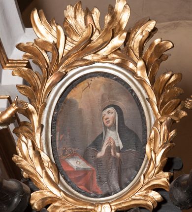 Zdjęcie nr 10: Ołtarz prostopadłościenny, w typie tumbowym, z mensą o brzegu zdobionym rzędem liści akantu naprzemian z łukami kotarowymi zwieńczonymi kulami oraz podwieszonym lambrekinem. Nastawa ołtarzowa jest architektoniczna, jednoosiowa ze zwieńczeniem, ujęta przez kolumny stojące na ukośnie dostawionych cokołach. Kolumny w jednej trzeciej kanelowane w dwóch trzecich skręcone z wplecioną złoconą wicią roślinną, ze złoconym kapitelem podtrzymują przerwany przyczółek ze ślimacznicami, na którym siedzą aniołki. Belkowanie bogato profilowane nad częścią środkową jest wyłamane trzema wklęsłymi łukami. Zwieńczenie jest utworzone z owalnego obrazu z przedstawieniem św. Kingi, w profilowanej ramie ujętej wieńcem z lauru.   

