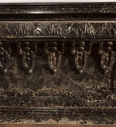 Zdjęcie nr 11: Ołtarz prostopadłościenny, w typie tumbowym, z mensą o brzegu zdobionym rzędem liści akantu naprzemian z łukami kotarowymi zwieńczonymi kulami oraz podwieszonym lambrekinem. Nastawa ołtarzowa jest architektoniczna, jednoosiowa ze zwieńczeniem, ujęta przez kolumny stojące na ukośnie dostawionych cokołach. Kolumny w jednej trzeciej kanelowane w dwóch trzecich skręcone z wplecioną złoconą wicią roślinną, ze złoconym kapitelem podtrzymują przerwany przyczółek ze ślimacznicami, na którym siedzą aniołki. Belkowanie bogato profilowane nad częścią środkową jest wyłamane trzema wklęsłymi łukami. Zwieńczenie jest utworzone z owalnego obrazu z przedstawieniem św. Kingi, w profilowanej ramie ujętej wieńcem z lauru.   

