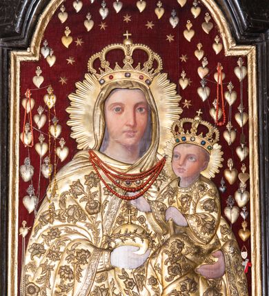 Zdjęcie nr 9: Ołtarz prostopadłościenny, w typie tumbowym, z mensą o brzegu zdobionym rzędem liści akantu naprzemian z łukami kotarowymi zwieńczonymi kulami oraz podwieszonym lambrekinem. Nastawa ołtarzowa jest architektoniczna, jednoosiowa ze zwieńczeniem, ujęta przez kolumny stojące na ukośnie dostawionych cokołach. Kolumny w jednej trzeciej kanelowane w dwóch trzecich skręcone z wplecioną złoconą wicią roślinną, ze złoconym kapitelem podtrzymują przerwany przyczółek ze ślimacznicami, na którym siedzą aniołki. Belkowanie bogato profilowane nad częścią środkową jest wyłamane trzema wklęsłymi łukami. Zwieńczenie jest utworzone z owalnego obrazu z przedstawieniem św. Kingi, w profilowanej ramie ujętej wieńcem z lauru.   

