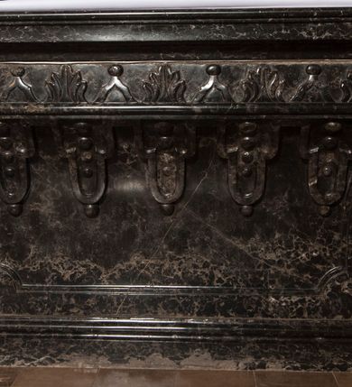 Zdjęcie nr 12: Ołtarz prostopadłościenny, w typie tumbowym, z mensą o brzegu zdobionym rzędem liści akantu naprzemian z łukami kotarowymi zwieńczonymi kulami oraz podwieszonym lambrekinem. Nastawa ołtarzowa jest architektoniczna, jednoosiowa ze zwieńczeniem, ujęta przez kolumny stojące na ukośnie dostawionych cokołach. Kolumny w jednej trzeciej kanelowane w dwóch trzecich skręcone z wplecioną złoconą wicią roślinną, ze złoconym kapitelem podtrzymują przerwany przyczółek ze ślimacznicami, na którym siedzą aniołki. Belkowanie bogato profilowane nad częścią środkową jest wyłamane trzema wklęsłymi łukami. Zwieńczenie jest utworzone z owalnego obrazu z przedstawieniem św. Kingi, w profilowanej ramie ujętej wieńcem z lauru.   

