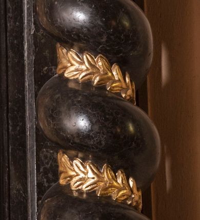 Zdjęcie nr 15: Ołtarz prostopadłościenny, w typie tumbowym, z mensą o brzegu zdobionym rzędem liści akantu naprzemian z łukami kotarowymi zwieńczonymi kulami oraz podwieszonym lambrekinem. Nastawa ołtarzowa jest architektoniczna, jednoosiowa ze zwieńczeniem, ujęta przez kolumny stojące na ukośnie dostawionych cokołach. Kolumny w jednej trzeciej kanelowane w dwóch trzecich skręcone z wplecioną złoconą wicią roślinną, ze złoconym kapitelem podtrzymują przerwany przyczółek ze ślimacznicami, na którym siedzą aniołki. Belkowanie bogato profilowane nad częścią środkową jest wyłamane trzema wklęsłymi łukami. Zwieńczenie jest utworzone z owalnego obrazu z przedstawieniem św. Kingi, w profilowanej ramie ujętej wieńcem z lauru.   

